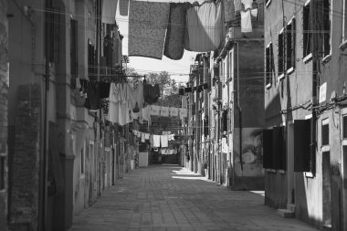 Venedik sokaklarında giysi kurutma