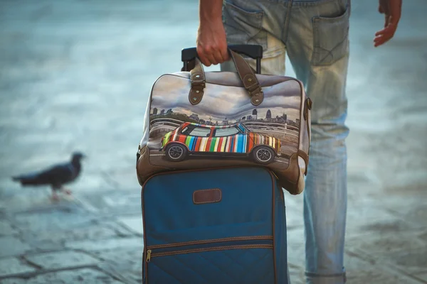 Homme avec valises à Venise — Photo