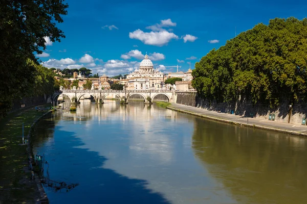 Saint Angelo Bridge and Basilica of St. Peter with the Vatican in the background in Rome, Italy — Stock Photo, Image