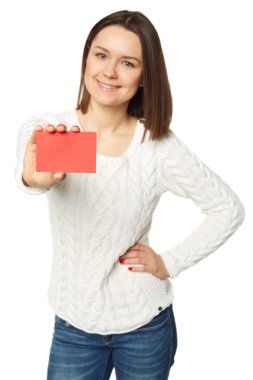 Güzel genç kadın boş kartvizit görüntüleme kocaman bir gülümseme ile. Sığ derinlik-in tarla, kart üzerinde odak.