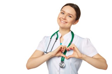 Kadın doktor, kalp, beyaz arka plan üzerinde izole işaret gösterilen stetoskop ile