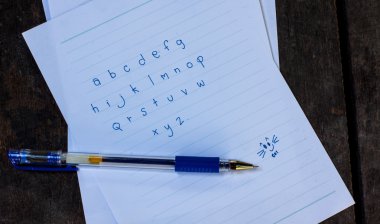 ABC ahşap zemin üzerinde bir kağıt yazdı.