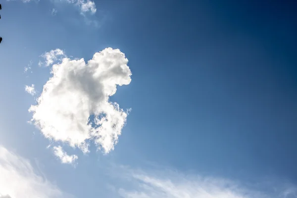 Fantastik lembut awan putih terhadap langit biru — Stok Foto