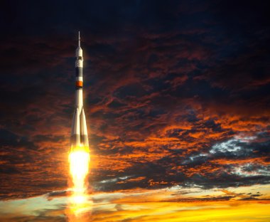 Taşıyıcı roket arka plan kırmızı bulutlar üzerinde