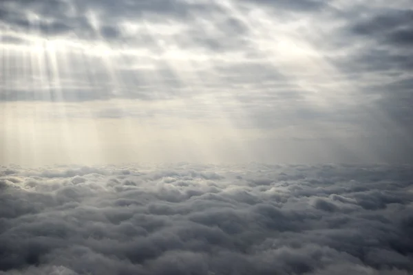 Rayos de sol sobre las nubes Imagen de archivo