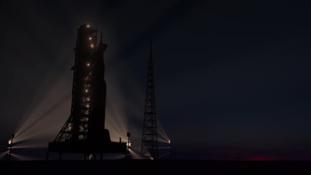 Stor tung raket på launchpad på bakgrunden av soluppgången — Stockvideo