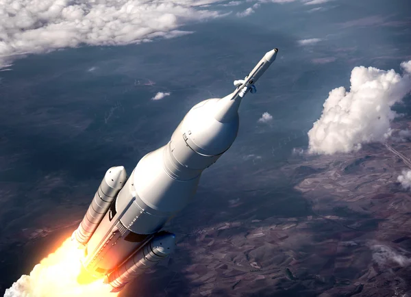 Sistema de lanzamiento espacial volando sobre las nubes Imagen de stock