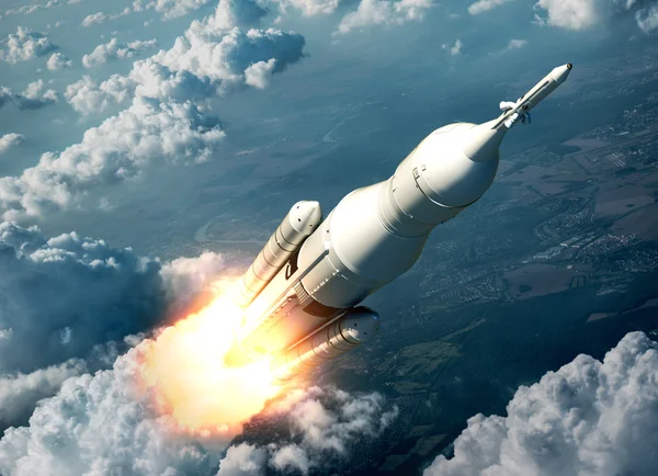 Space launch system flyger över molnen — Stockfoto