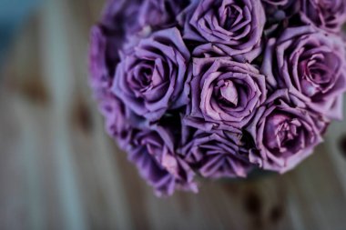 Düğün Çiçekleri ve Buketleri. Düğün buketi için çiçek aranjmanı, masa dekorasyonu, etkinlikler için lüks masa ayarları, kilise, resepsiyon, yemek masaları. Yumuşak renkler.