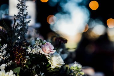 Düğün Çiçekleri ve Buketleri. Düğün buketi için çiçek aranjmanı, masa dekorasyonu, etkinlikler için lüks masa ayarları, kilise, resepsiyon, yemek masaları. Yumuşak renkler.