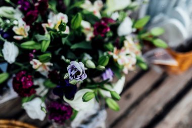 Düğün Çiçekleri ve Buketleri. Düğün buketi için çiçek aranjmanı, masa dekorasyonu, etkinlikler için lüks masa ayarları, kilise, resepsiyon, yemek masaları. Yumuşak renkler.