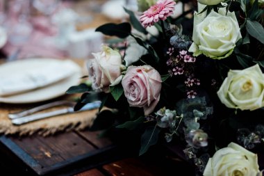 Düğün Çiçekleri ve Buketleri. Düğün buketi için çiçek aranjmanı, masa dekorasyonu, etkinlikler için lüks masa ayarları, kilise, resepsiyon, yemek masaları. Yumuşak renkler.
