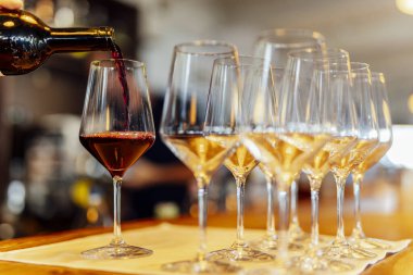 Sıcak bir restoran atmosferinde şarap kadehleri ve sıcak altın bokeh ışıkları olan zarif bir Noel sofrası..