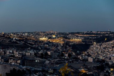 Kudüs 'ün Eski Şehri' ndeki Tapınak Dağı 'nda antik duvarları ve Mamila caddesini gören ikonik altın kubbe.