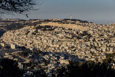 Kudüs 'ün Eski Şehri' ndeki Tapınak Dağı 'nda antik duvarları ve Mamila caddesini gören ikonik altın kubbe.