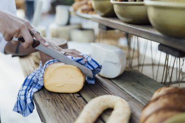 Gurme yiyecekler: Zanaatkar ekmek, peynir, makarna ve balık yumuşak, doğal ışık fotoğrafında yakalandı.