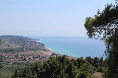 Güzel deniz ve dağ manzarası