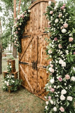 Düğün dekoru, büyük ahşap çatı katı kapıları düğün töreninde, düğün gününde, ahşap düğün fotoğrafında, düğün süslemelerinde kullanılıyor.