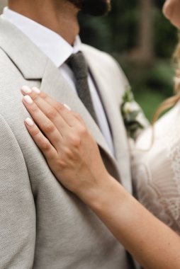 Düğün günü damada dokunmak, parkta bir çift buluşması, neşeli bir çift, sakallı gülen damat neşeli bir geline bakar.