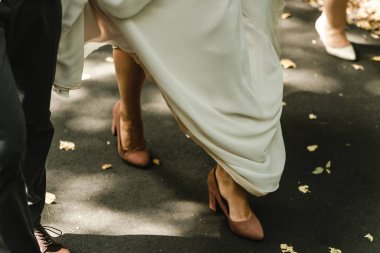 Parktaki düğün çifti, parkta öpüşen Avrupalı gelin ve damat, düğün günlerinde parkta mutlu gelin ve damat.