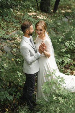 Düğün günü mutlu çiftler, düğün günü güzel gelin ve zarif damat düğün sonrası lüks içinde yürüyor.