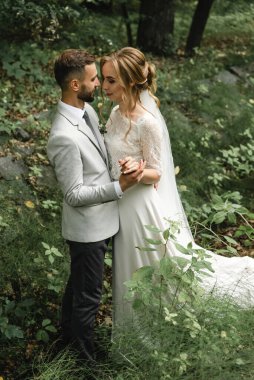 Düğün günü mutlu çiftler, düğün günü güzel gelin ve zarif damat düğün sonrası lüks içinde yürüyor.