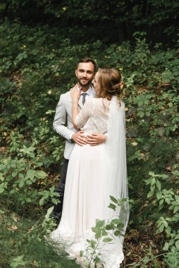 Düğün günü mutlu çiftler, düğün günü güzel gelin ve zarif damat düğün sonrası lüks içinde yürüyor.