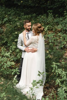 Düğün günü mutlu çiftler, düğün günü güzel gelin ve zarif damat düğün sonrası lüks içinde yürüyor.