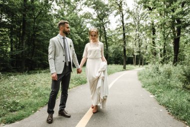 Düğün günü mutlu çiftler, düğün günü güzel gelin ve zarif damat düğün sonrası lüks içinde yürüyor.