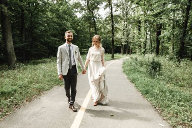 Düğün günü mutlu çiftler, düğün günü güzel gelin ve zarif damat düğün sonrası lüks içinde yürüyor.