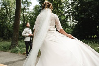 Düğün günü mutlu çiftler, düğün günü güzel gelin ve zarif damat düğün sonrası lüks içinde yürüyor.