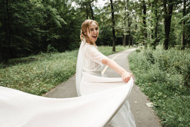 Düğün günü mutlu çiftler, düğün günü güzel gelin ve zarif damat düğün sonrası lüks içinde yürüyor.