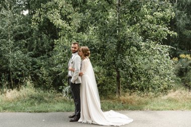 Gelin, damada nazikçe sarılır. Gelin ve damat düğün günlerinde ona sokulur. Bahar doğasında açık havada yürürler. Yeni evli, mutlu yeni evli bir kadın ve yeşil bir parkta kucaklaşan bir adam. Açık havada sevgili bir çift. Gelin ve damat