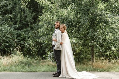 Gelin, damada nazikçe sarılır. Gelin ve damat düğün günlerinde ona sokulur. Bahar doğasında açık havada yürürler. Yeni evli, mutlu yeni evli bir kadın ve yeşil bir parkta kucaklaşan bir adam. Açık havada sevgili bir çift. Gelin ve damat