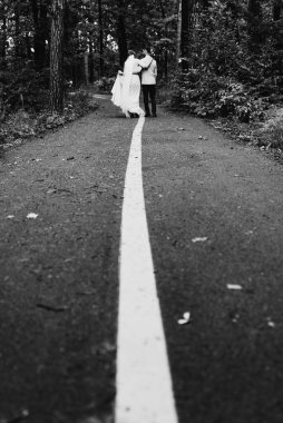 Tuscany, İtalya 'da düğün günlerinde yürüyen mutlu, güler yüzlü çift işaretlerin, düğün yürüyüşünün olduğu yoldalar.