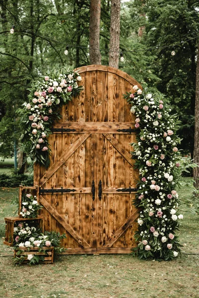 Düğün dekoru, büyük ahşap çatı katı kapıları düğün töreninde, düğün gününde, ahşap düğün fotoğrafında, düğün süslemelerinde kullanılıyor.