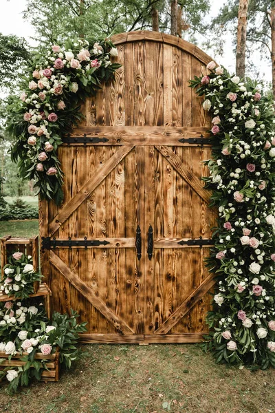 Düğün dekoru, büyük ahşap çatı katı kapıları düğün töreninde, düğün gününde, ahşap düğün fotoğrafında, düğün süslemelerinde kullanılıyor.