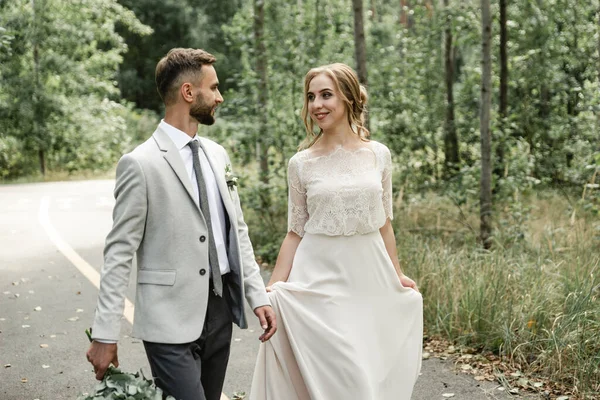 Brud Och Brudgum Sin Bröllopsdag Promenader Utomhus Vårnaturen Nygift Lycklig — Stockfoto