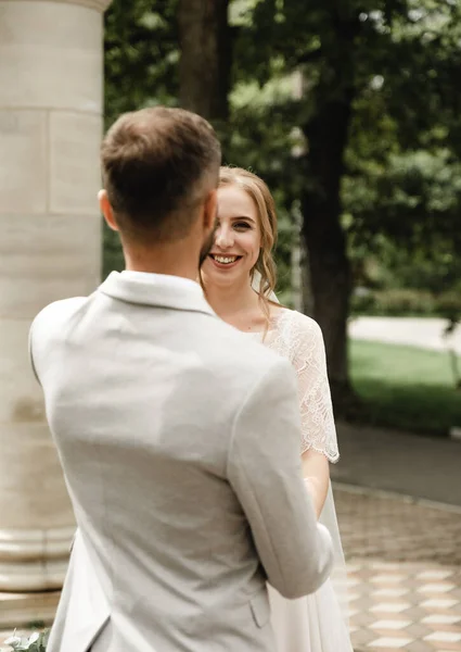 Étreinte Serrée Mariée Son Marié Riche Main Mariée Sur Poitrine — Photo