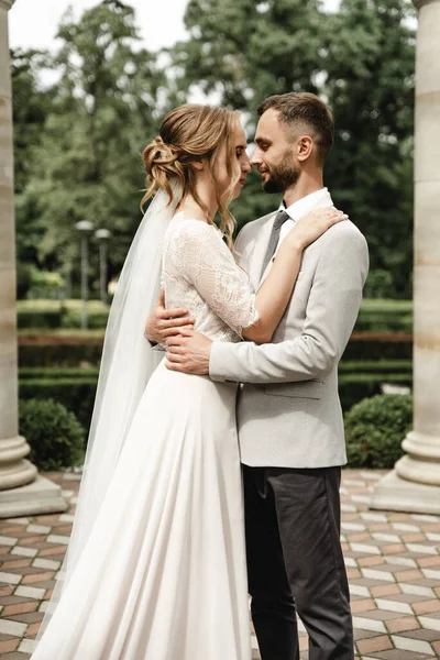 Noiva Noivo Dia Casamento Andando Livre Natureza Primavera Apenas Casado — Fotografia de Stock