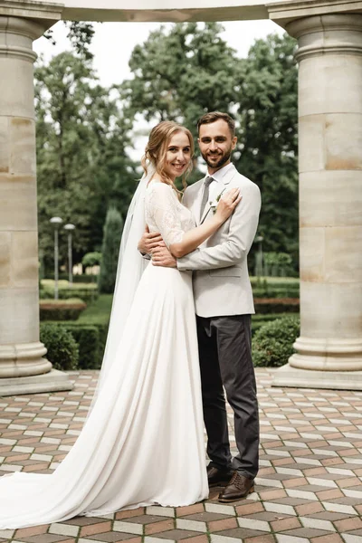 Noiva Noivo Dia Casamento Andando Livre Natureza Primavera Apenas Casado — Fotografia de Stock