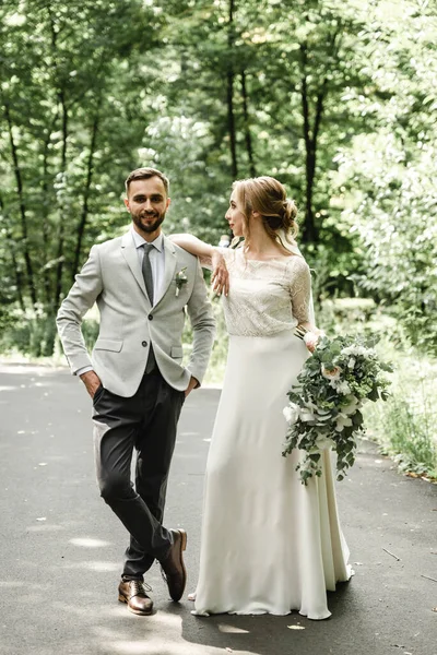 Adoráveis Recém Casados Abraçando Sorrindo Parque Verde Retrato Noiva Noivo — Fotografia de Stock