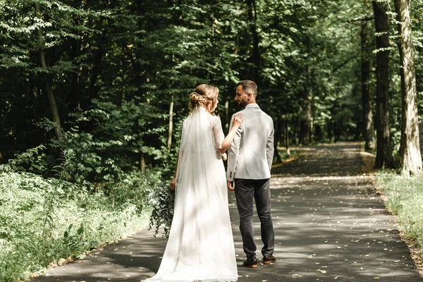 Bröllop Par Parken Europeisk Brud Och Brudgum Kyssas Parken Glad — Stockfoto