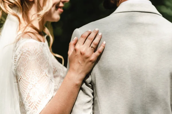 Pareja Boda Parque Novia Europea Novio Besándose Parque Novia Feliz —  Fotos de Stock