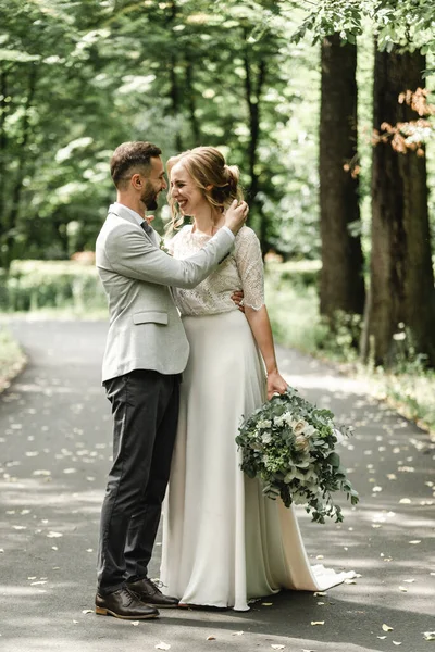 Casal Casamento Parque Noiva Europeia Noivo Beijando Parque Noiva Feliz — Fotografia de Stock