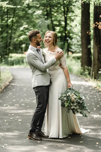 Casal Casamento Parque Noiva Europeia Noivo Beijando Parque Noiva Feliz — Fotografia de Stock