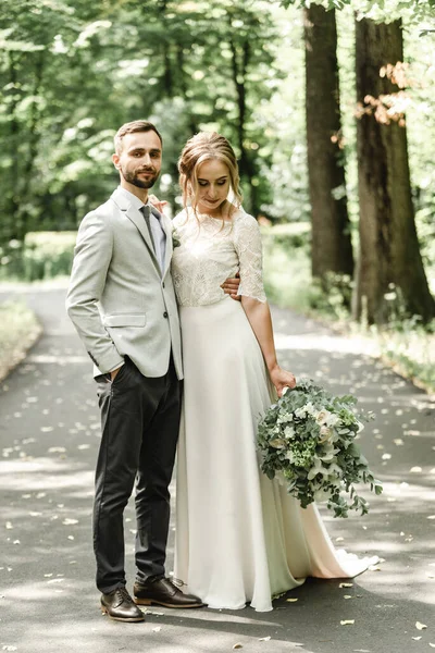 Casal Casamento Parque Noiva Europeia Noivo Beijando Parque Noiva Feliz — Fotografia de Stock