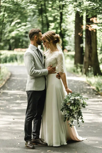 Casal Casamento Parque Noiva Europeia Noivo Beijando Parque Noiva Feliz — Fotografia de Stock