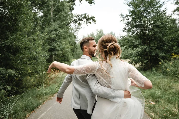 Bláznivý Šťastný Pár Svatební Den Pěkná Procházka Dvou Jejich Svatební — Stock fotografie