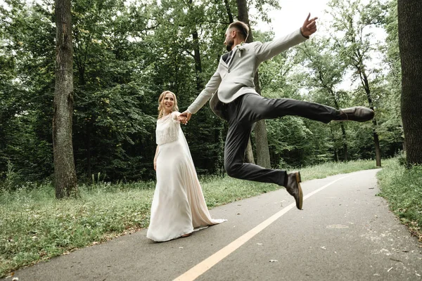 Galna Lyckliga Par Bröllopsdagen Trevlig Promenad Två Deras Bröllopsdag Galen — Stockfoto